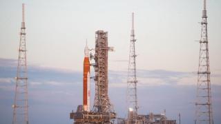 El cohete SLS de Artemis I en la plataforma de lanzamiento