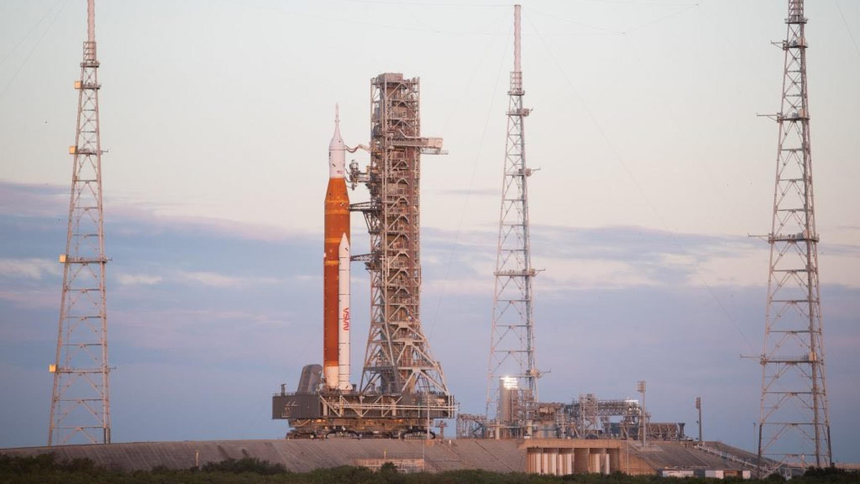 El cohete SLS de Artemis I en la plataforma de lanzamiento