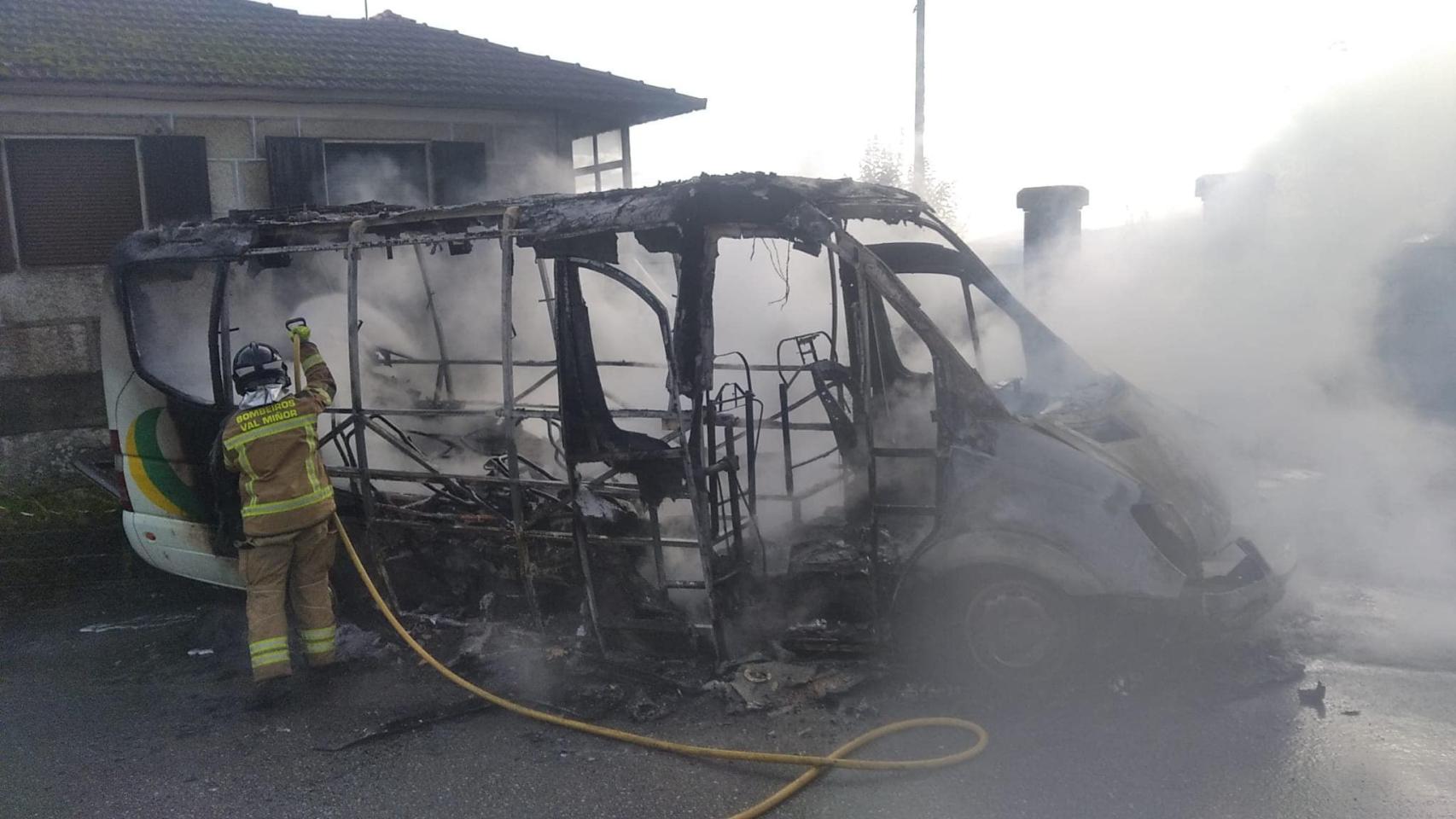 Un bombero durante la extinción de las llamas.