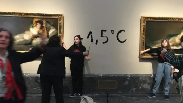 Dos activistas pegan sus manos a los marcos de los cuadros de 'Las Majas' de Goya en El Prado