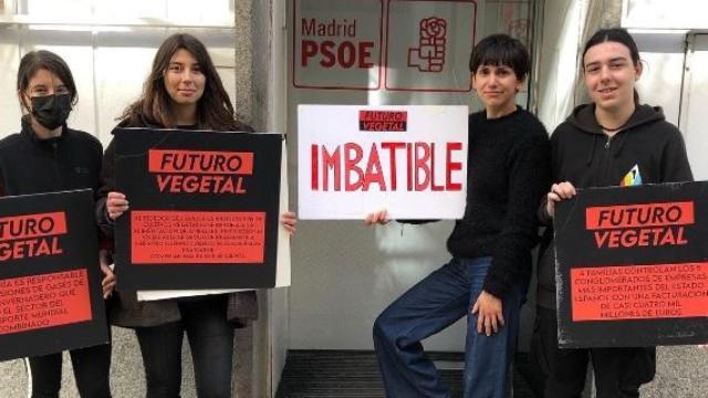 Miembros del colectivo, durante una protesta ante la sede el PSOE madrileño.