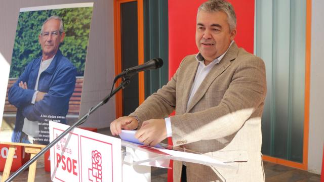 El secretario de organización del PSOE, Santos Cerdán, este sábado, en Murcia, en el acto de homenaje del exalcalde pedáneo de Guadalupe, Sebastián Peñaranda.
