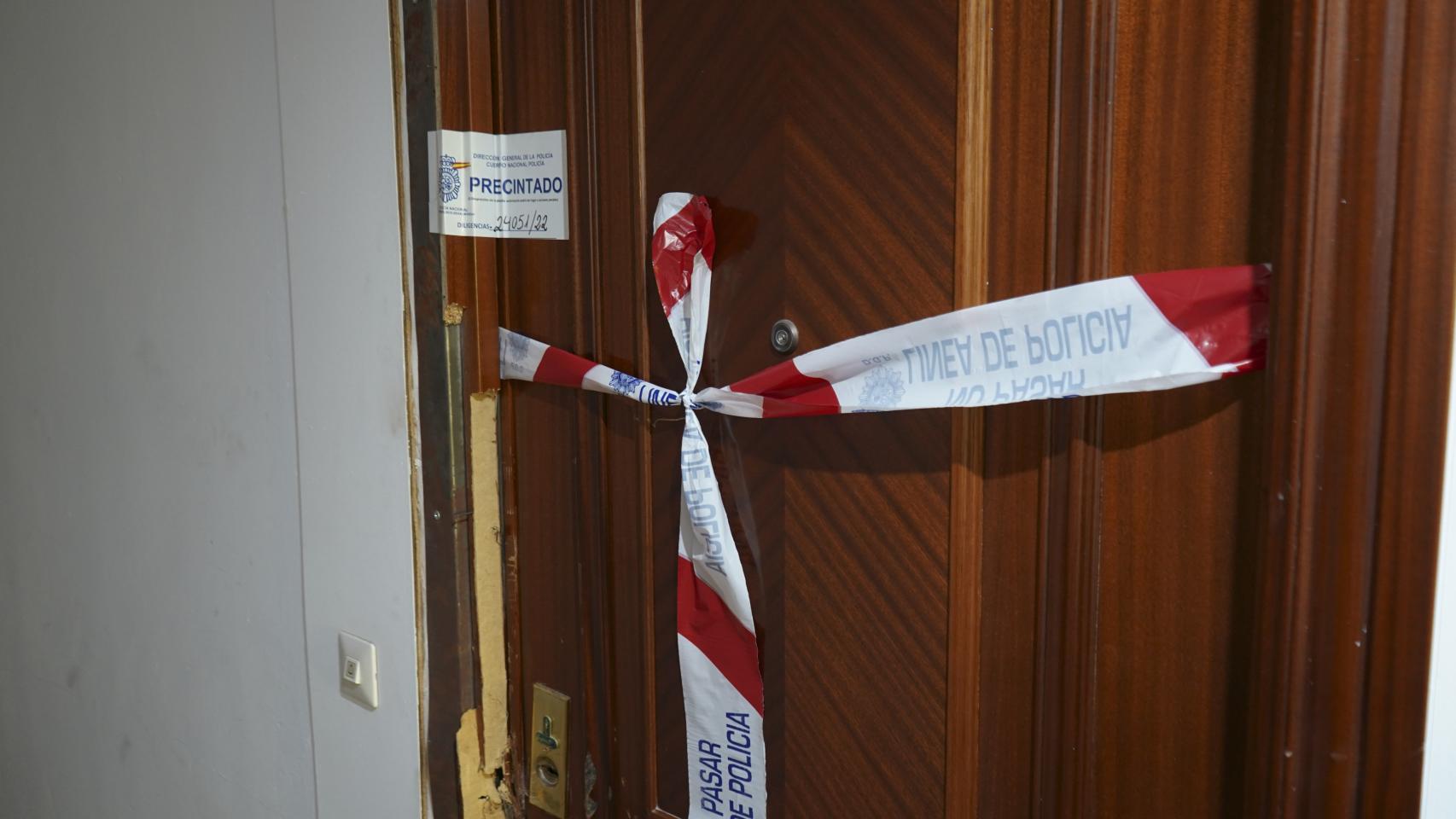 Vista de la vivienda donde una mujer de 69 años ha sido asesinada la pasada noche por su marido, de 80 años, diagnosticado de Alzheimer, tras asestarle más de veinte puñaladas en Benalmádena (Málaga).