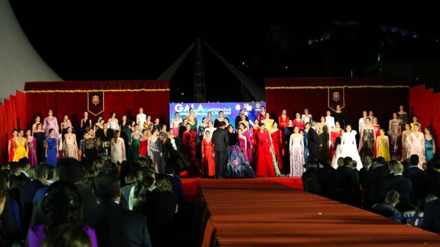 Luis Barcala y Marina Niceto, junto a las 66 candidatas a Bellea del Foc.