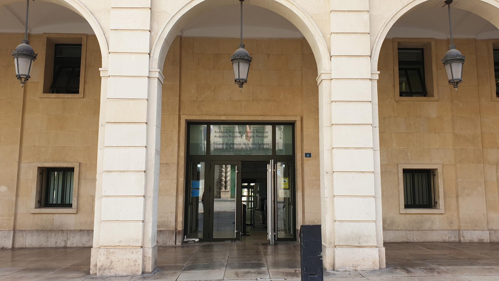 Un jurado popular juzgará en la Audiencia de Alicante, en la imagen, a dos hombres por asesinar a un joven.