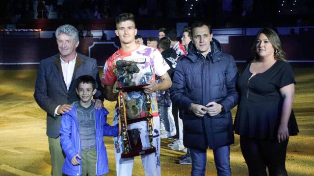 El campeón, Cristian Rubio, junto al alcalde de Arroyo, Sarbelio Fernández, y el presidente de la Diputación de Valladolid, Conrado Íscar