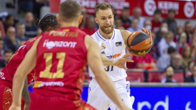 Musa controla el balón.