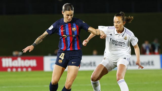 Mapi León y Caroline Weir, durante El Clásico femenino
