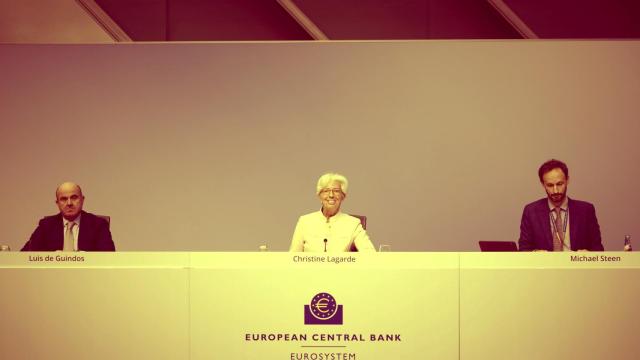 Christine Lagarde junto a Luis de Guindos y el responsable de comunicación del BCE,  Michael Steen.