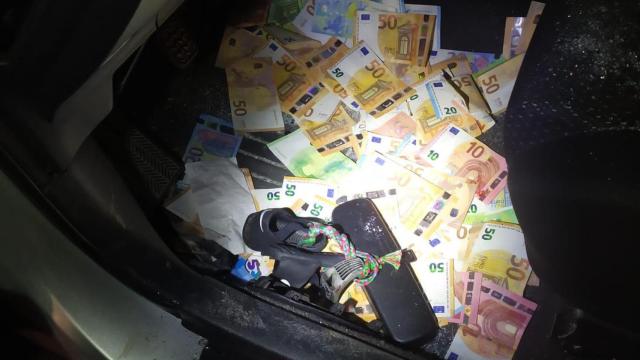 Los 5.000 euros en metálico que aparecieron en el interior del vehículo.