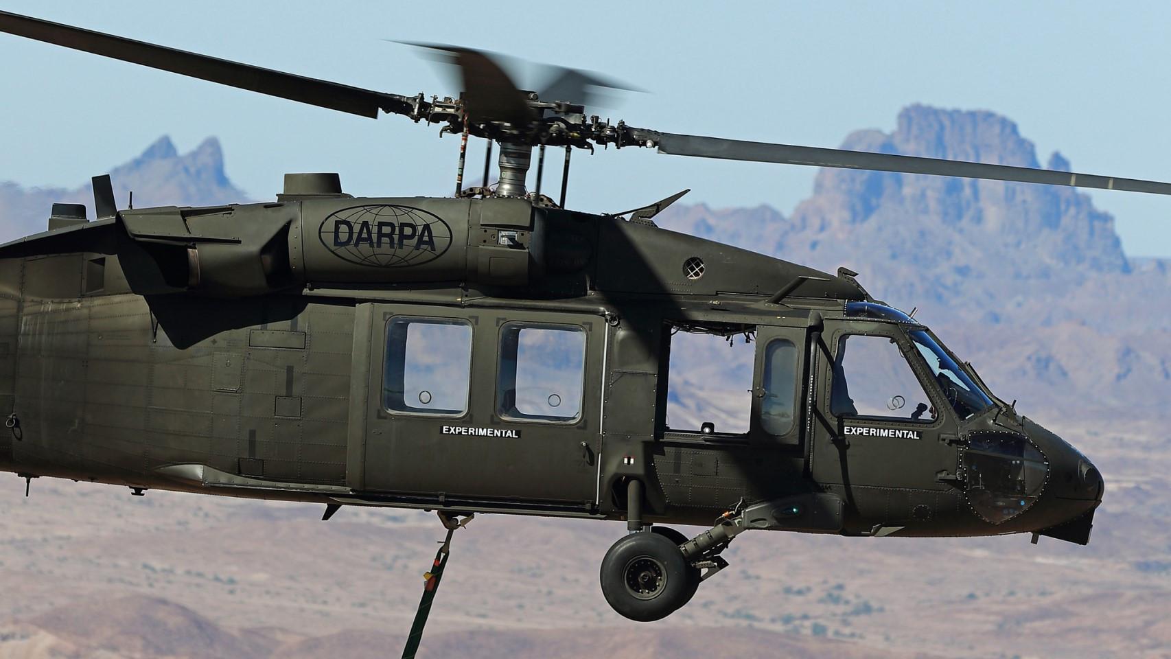 Helicóptero Black Hawk volando sin piloto