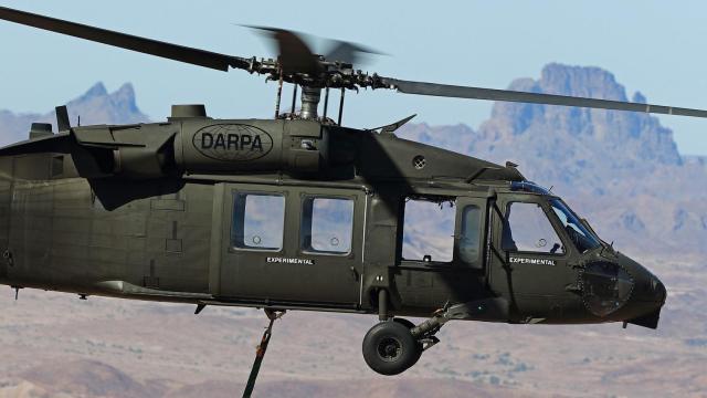 Helicóptero Black Hawk volando sin piloto
