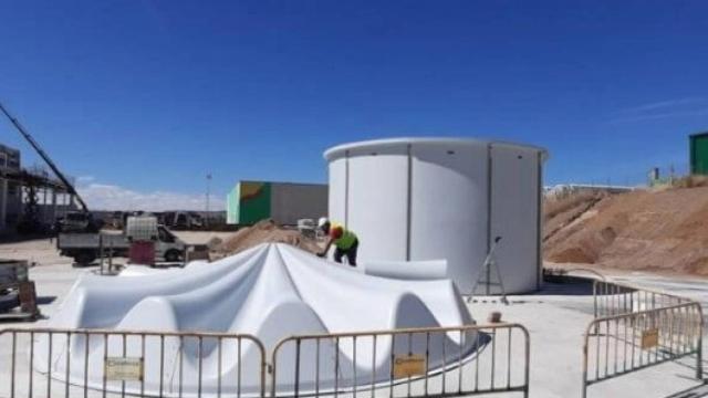 Un operario trabaja en una de las plantas de Genia Bioenergy