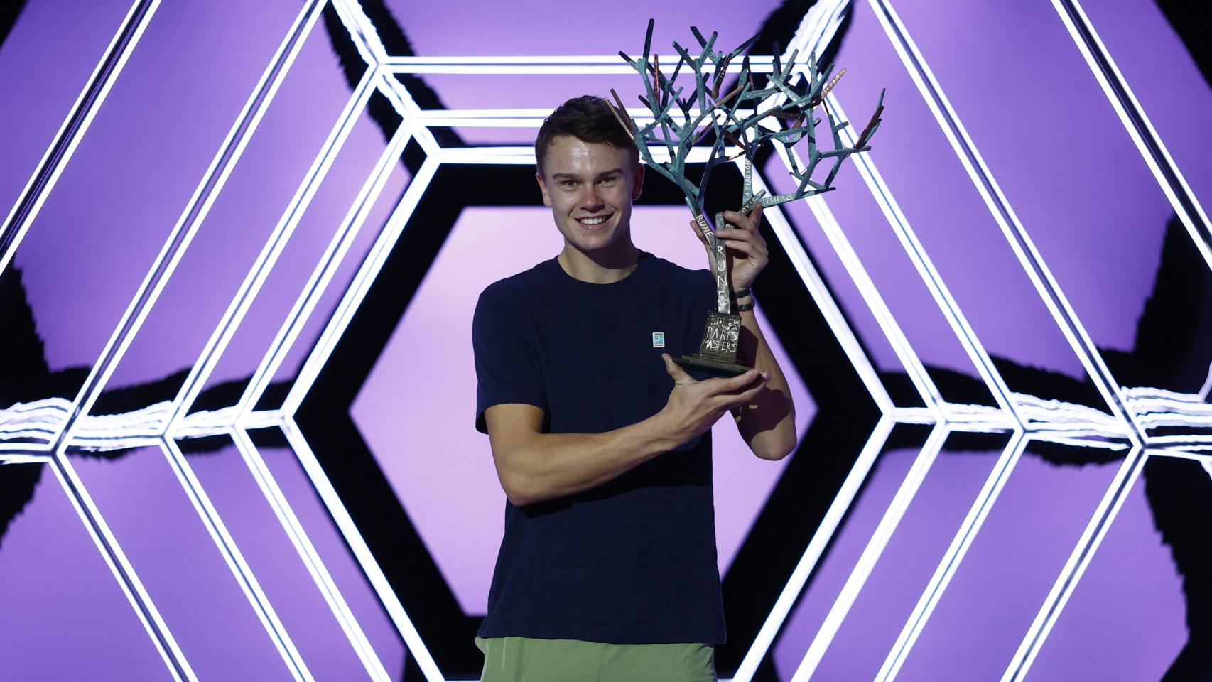 Holger Rune celebra su victoria en el Masters 1000 de Paris-Bercy