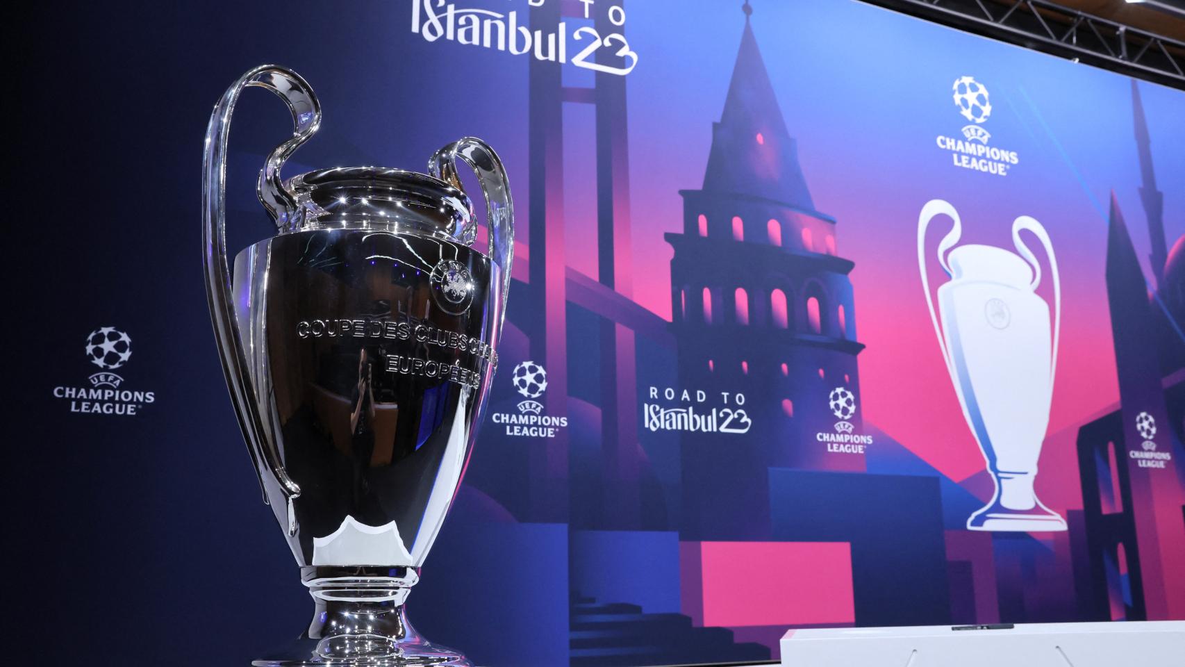 El trofeo de la Champions League antes de un sorteo