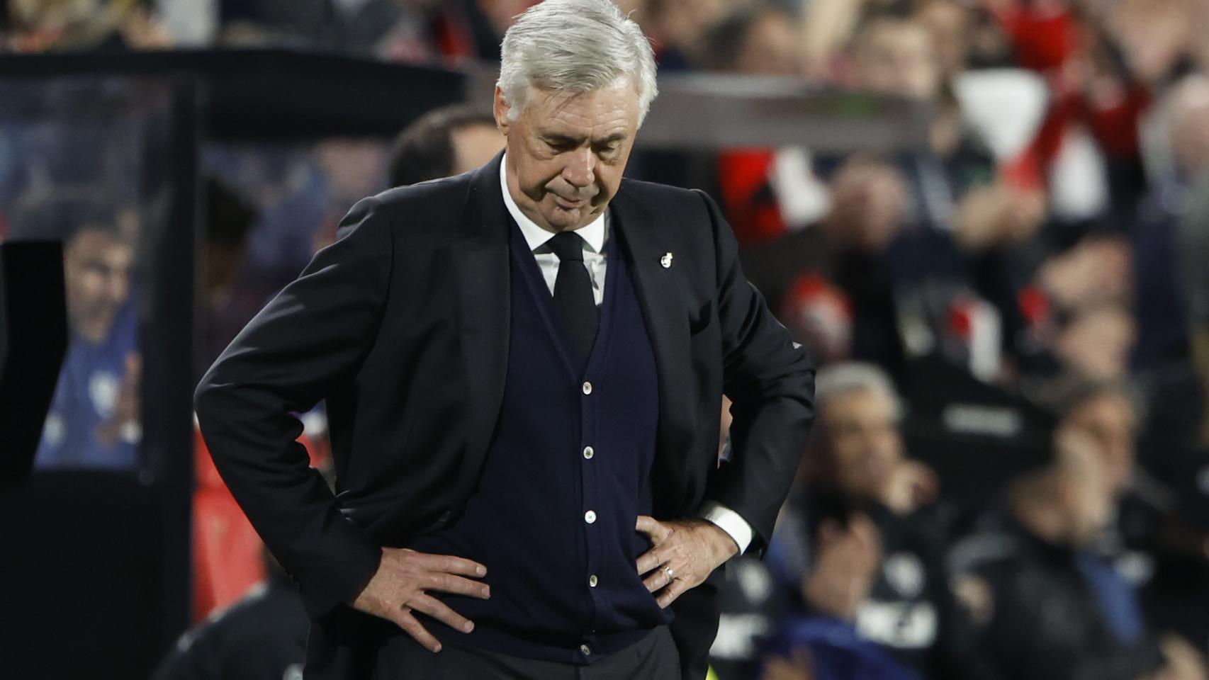Ancelotti, cabizbajo tras perder frente al Rayo Vallecano.