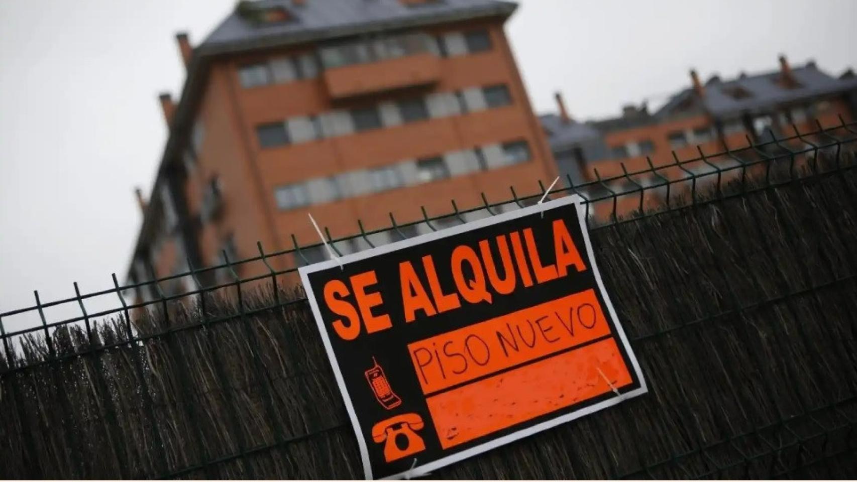 Cartel de alquiler de una vivienda.