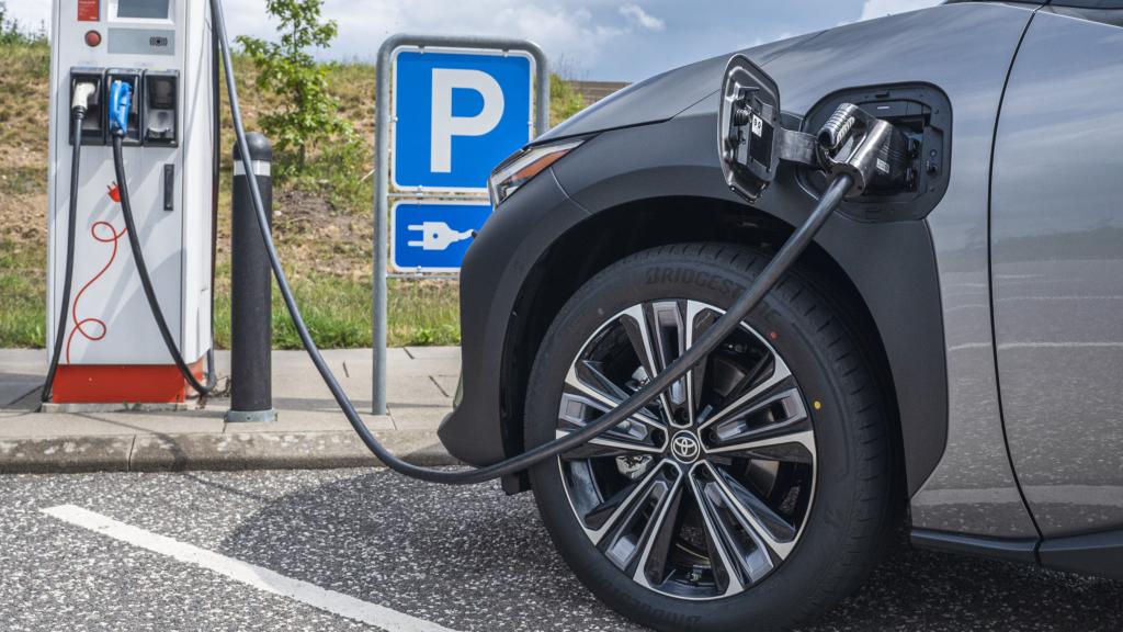 Imagen de un punto de carga para coche eléctrico.