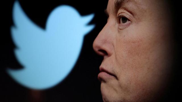 Elon Musk con logo de Twitter