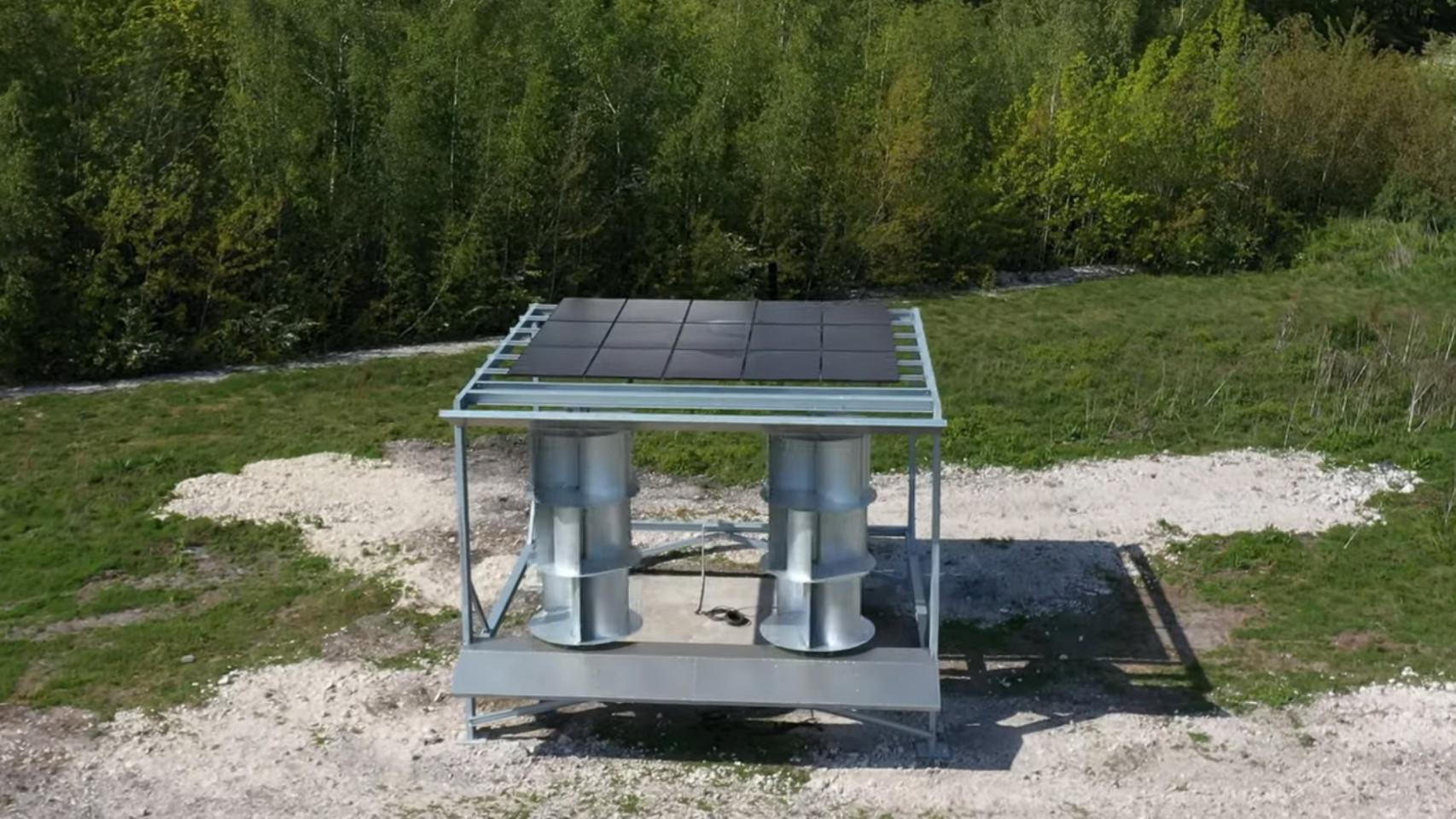 El aerogenerador con placas solares de Unéole