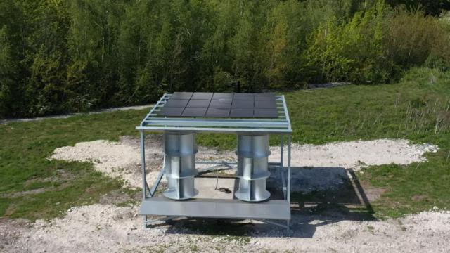 El aerogenerador con placas solares de Unéole