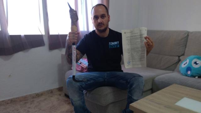 Pedro, este lunes, en Cartagena, mostrando la pata de cabra con la que forzó la puerta de la casa de su abuela en La Unión que está ocupada y que le valió un arresto por allanamiento de morada.