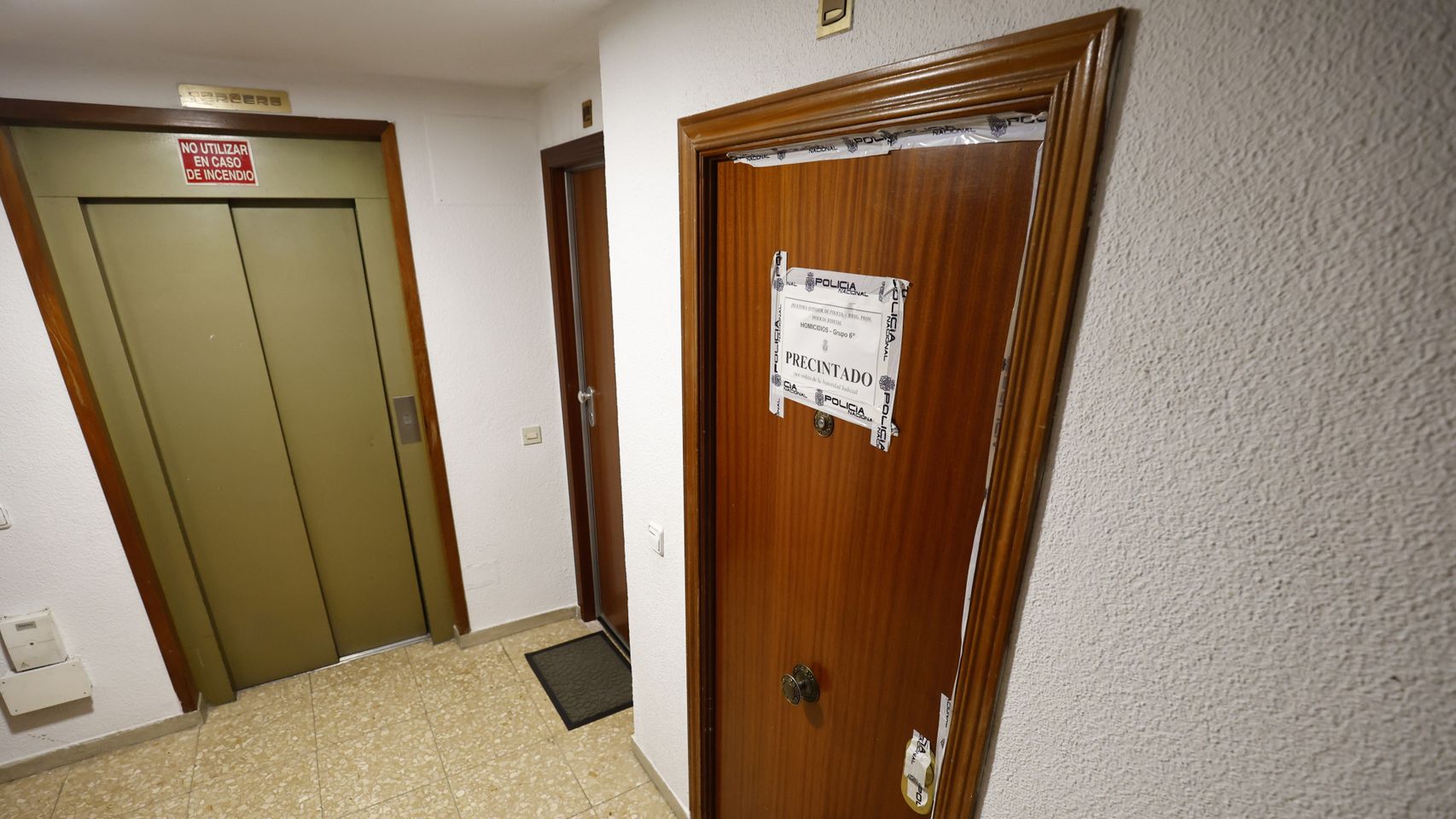 Puerta de la vivienda en la que ha ocurrido el crimen machista en Móstoles.