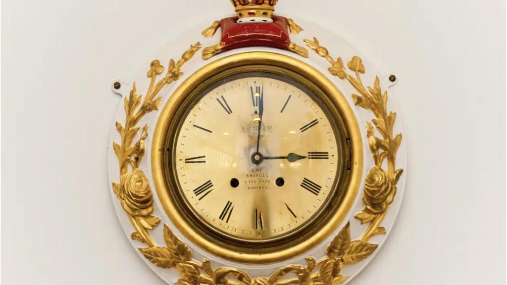 Los relojes del yate real marcan la hora a la que Isabel II bajó del barco por última vez.
