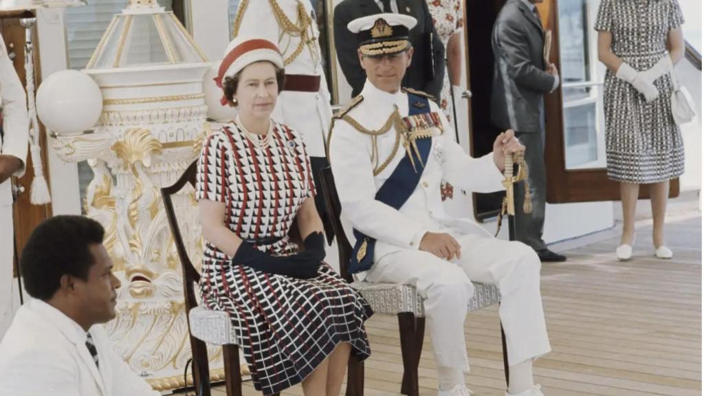 La reina Isabel II y Felipe de Edimburgo a bordo del yate real en 1977.