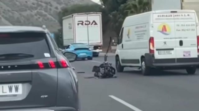 Motor en mitad de la AP-7 sentido Málaga.