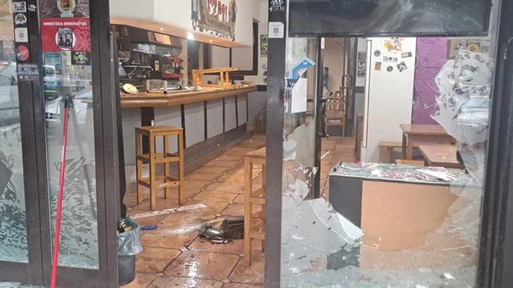 Estado de la taberna Ezpala en le barrio de Iturrama tras la pelea entre ultras de Osasuna y del Barcelona.