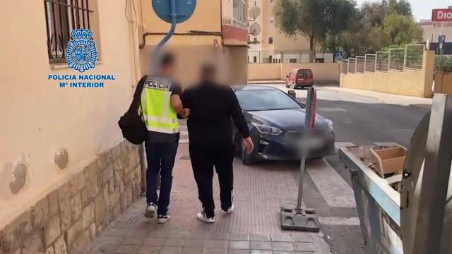 Momento en el que los agentes arrentan a una de las personas que obligaban a mendigar a un discapacitado.