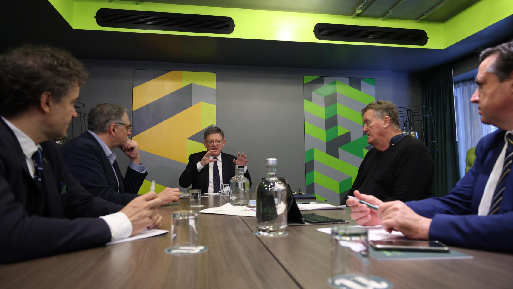 El president de la Generalitat, Ximo Puig, en la reunión con los productores británicos en Londres