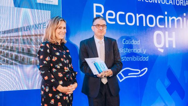 Dr. Bruno Meola, director médico de IMED Levante y representante del grupo que ha recogido el galardón.