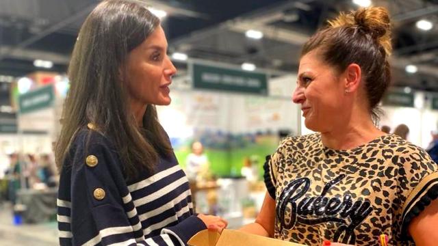 La reina Letizia y una de las vendedoras de BioCultura.