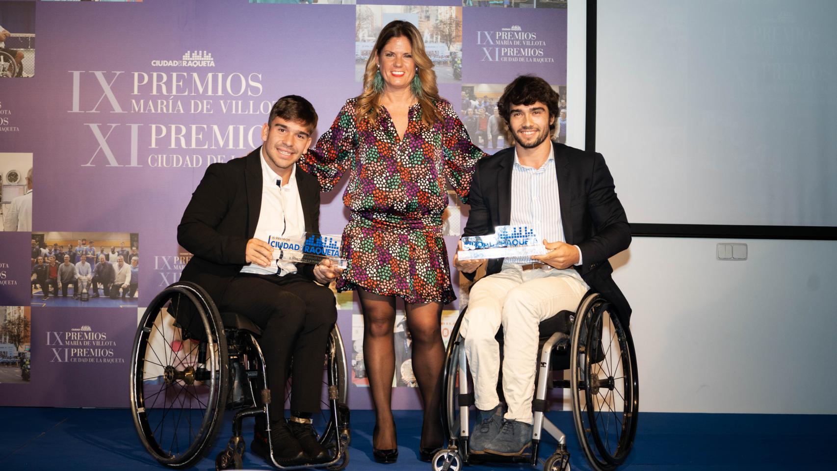 Martín de la Puente y Dani Caverzaschi, jugadores de tenis en silla de ruedas, y Alicia Martín Pérez, directora de general de deportes del Ayuntamiento de Madrid