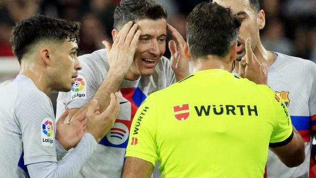 Pedri, Lewandowski y Busquets, protestando a Gil Manzano por la expulsión del polaco