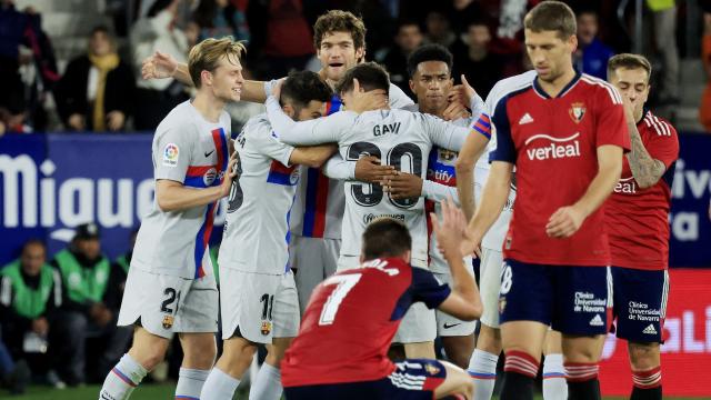 Piña de los jugadores del Barcelona para celebrar la victoria ante Osasuna
