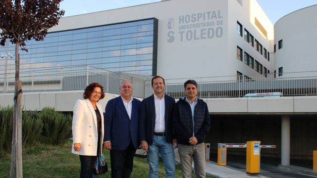 Carmen Riolobos, Vicente Tirado, Carlos Velázquez y Juan José Alcalde, este lunes en el Hospital de Toledo