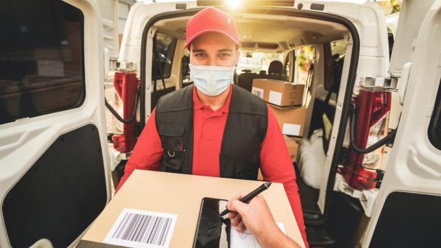 Un repartidor entregando un paquete.