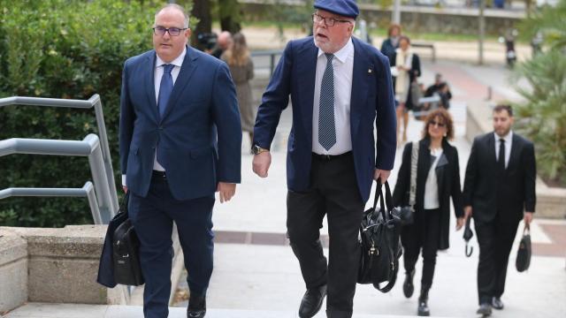 Villarejo, junto a su abogado, llega a la Audiencia de Madrid. Detrás, Gemma Alcalá./