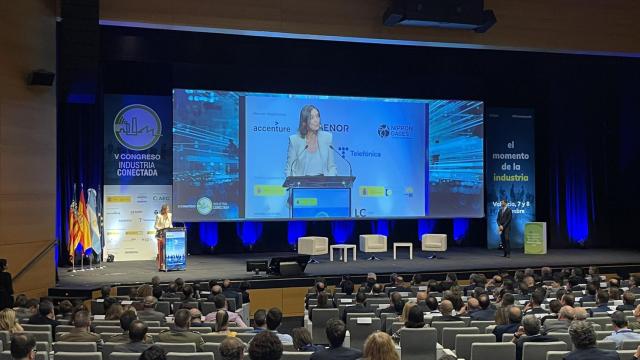 La ministra de Industria, Comercio y Turismo, Reyes Maroto, anuncia en el V Congreso de Industria Conectada 4.0 un Programa de Apoyo a los Digital Innovation Hubs (PADIH) dotado con 37,59 millones de euros.