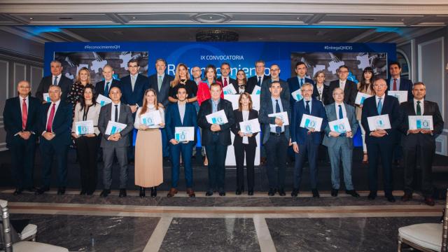 Foto de familia de la entrega de acreditaciones QH.