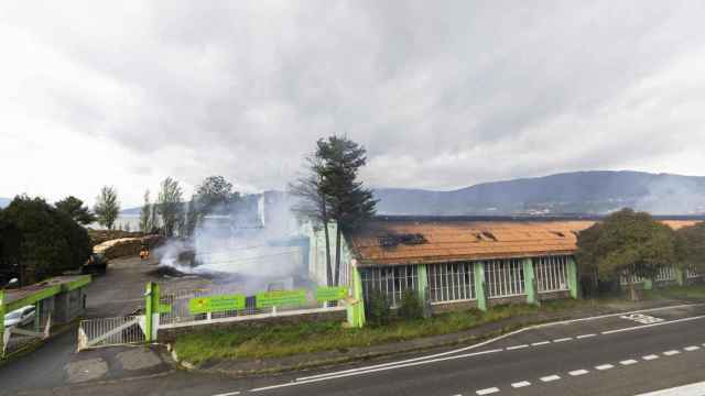 Humo en las antiguas naves de Pontesa tras el incendio.