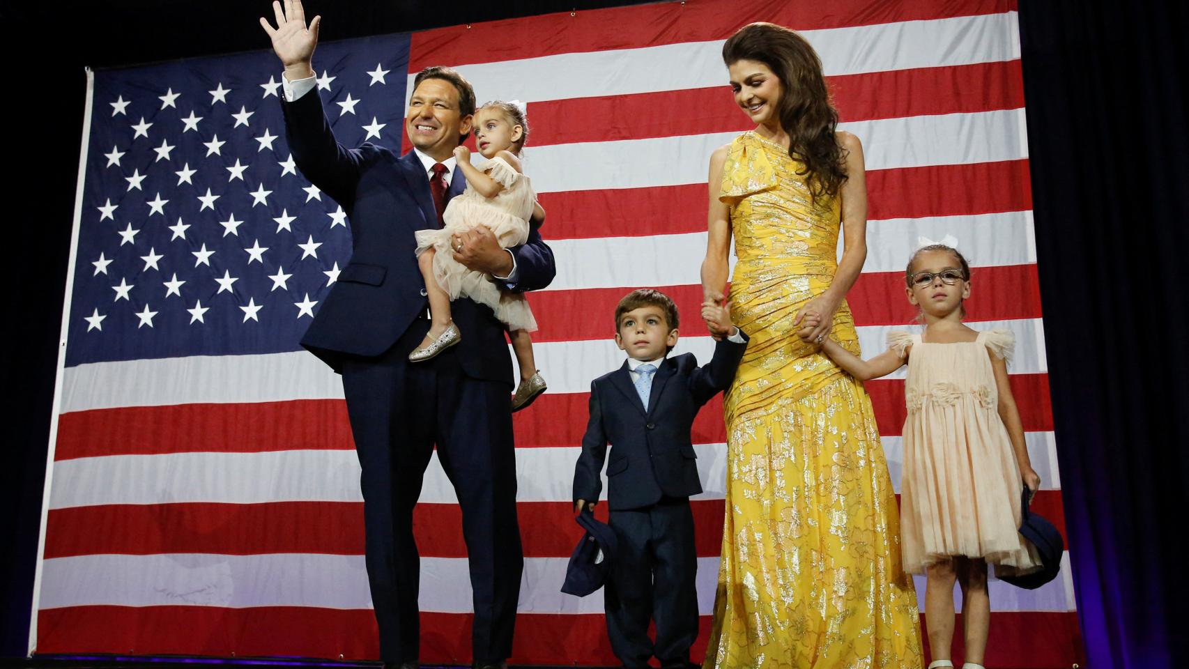 DeSantis con su mujer y sus tres hijos, tras su victoria en Florida.