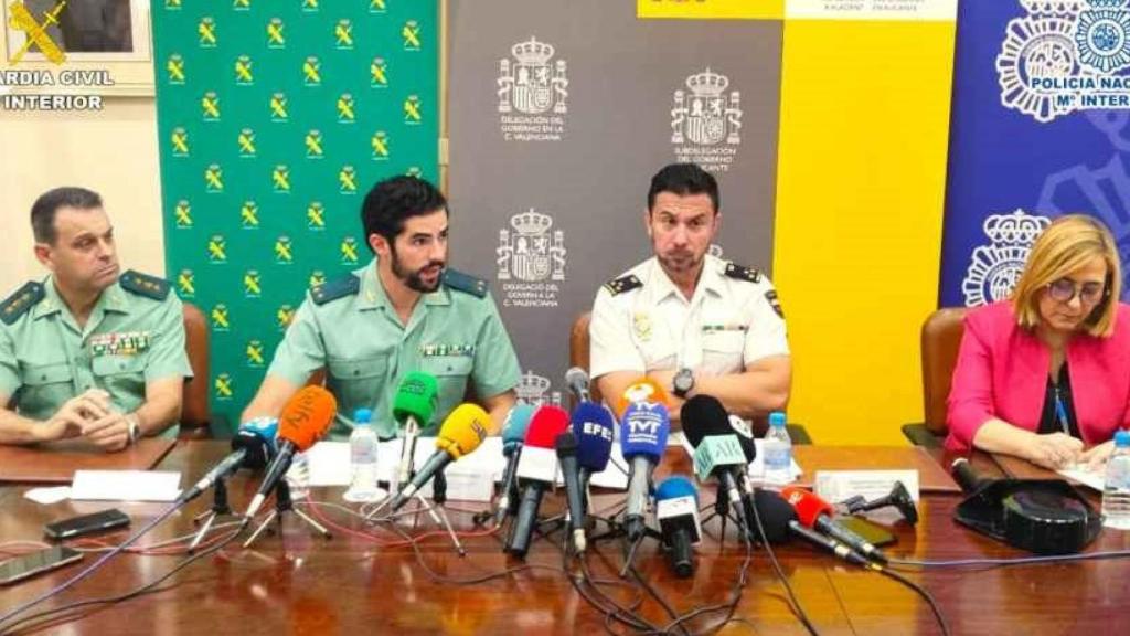 El coronel de la Guardia Civil José Hernández, el teniente Javier Balsalobre, el inspector Pedro Puigcerver y la subdelegada del gobierno Araceli Poblador.