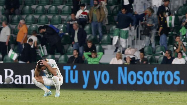 El delantero argentino del Elche, Lucas Boyé, se lamenta tras el encuentro contra el Getafe.