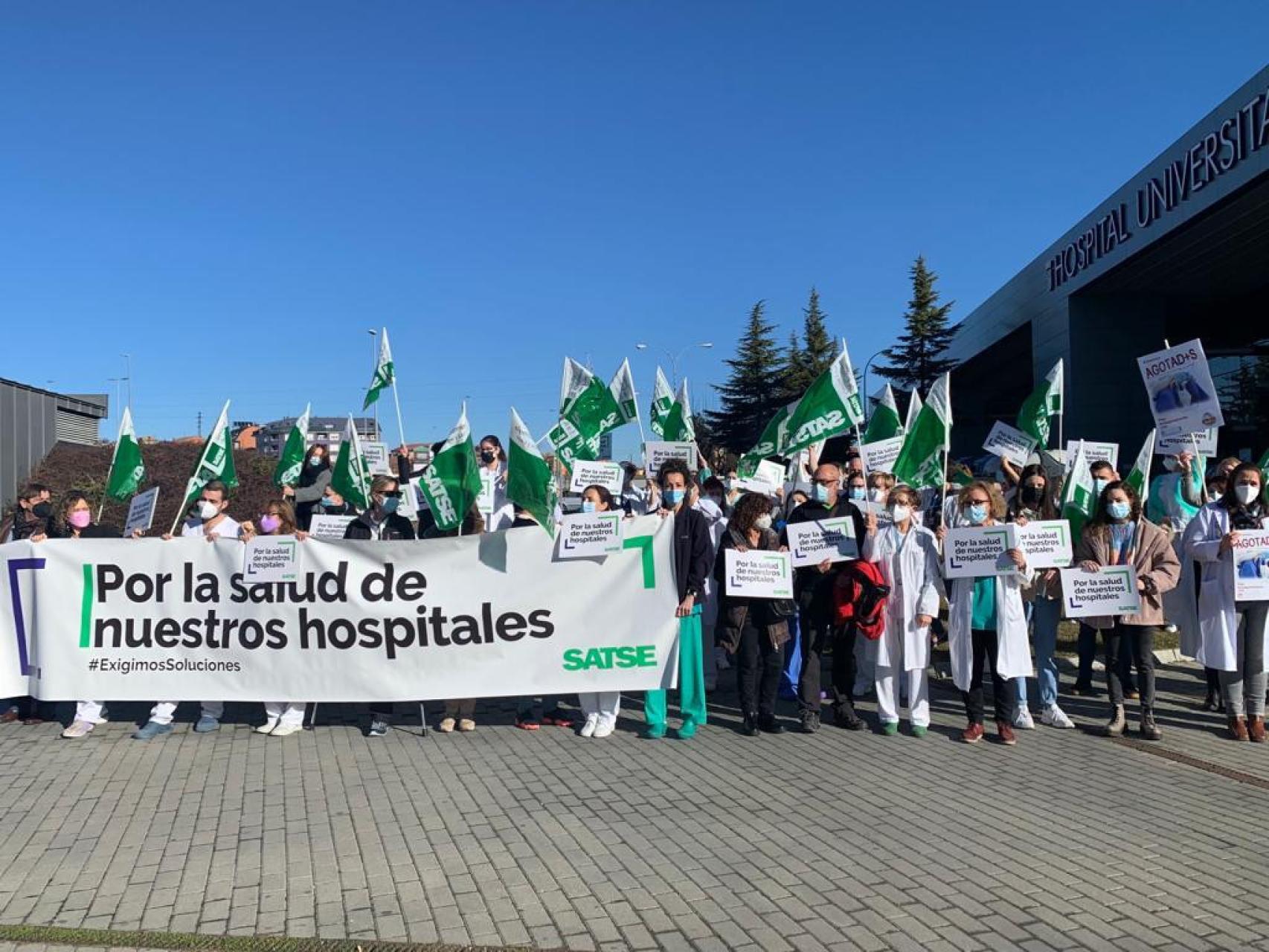 Imagen de archivo de una manifestación de Satse León en la puerta del Hospital de la ciudad.
