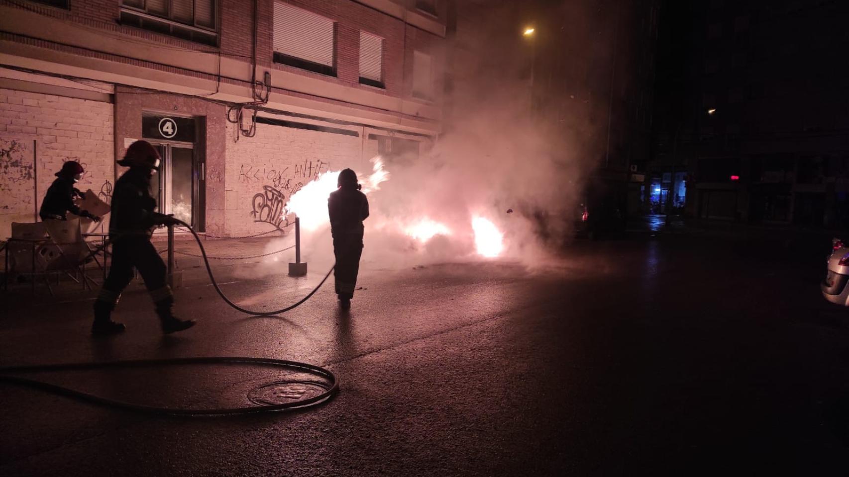 Bomberos de Ponferrada extinguiendo las llamas
