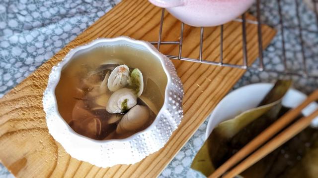 Sopa de miso con chirlas, un caldito reconfortante para las noches de frío
